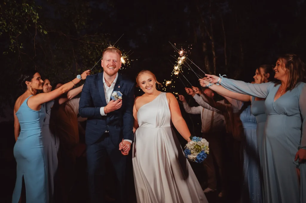 Ana e Fred saem da festa entre os convidados com faíscas