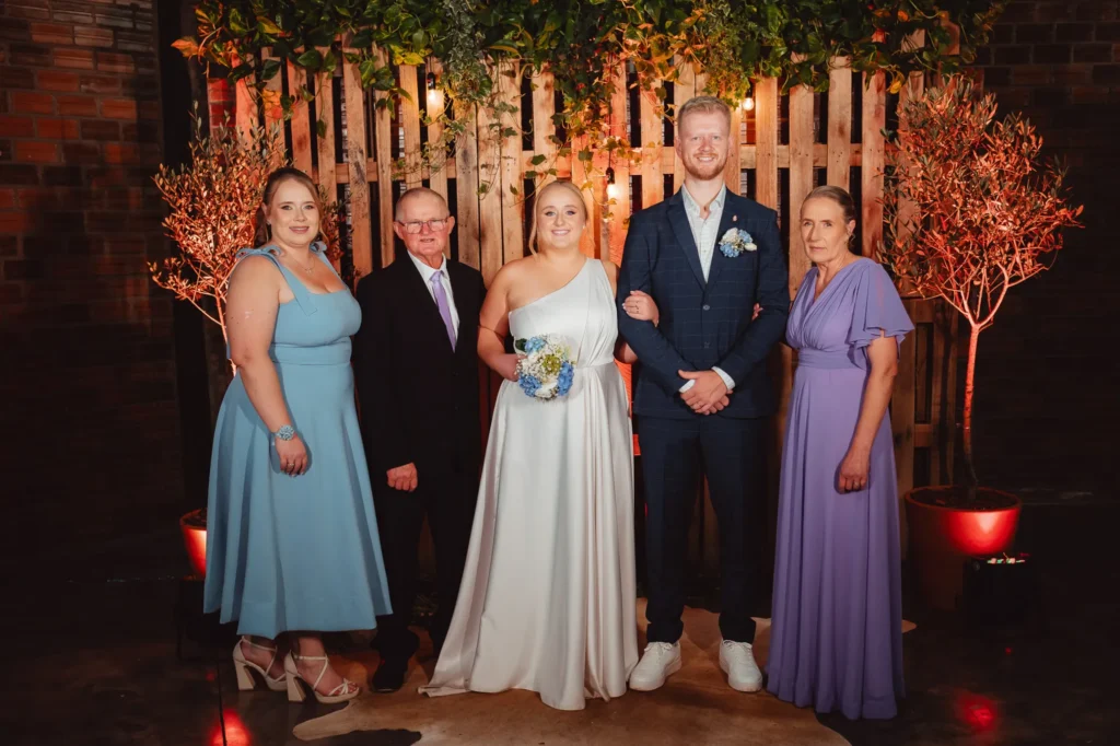 Ana e Fred com padrinhos e madrinhas, à noite