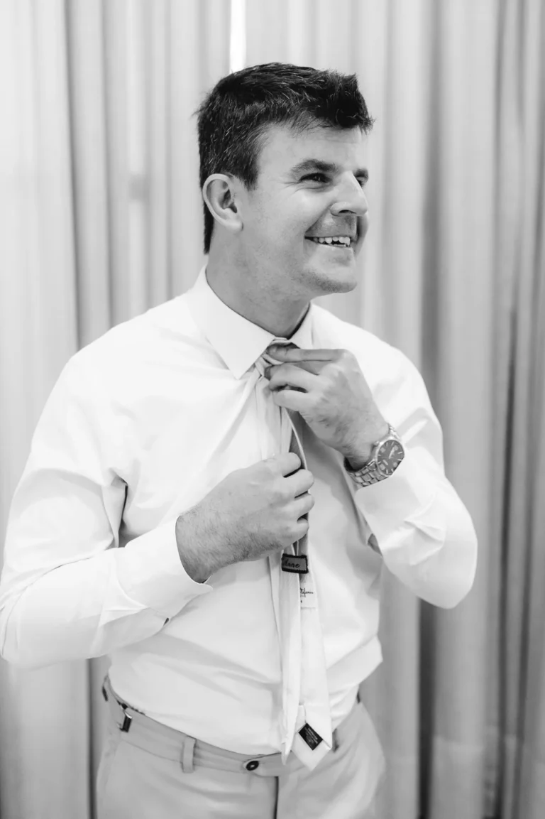 Casamento de Bárbara e Mateus: preparação do noivo e padrinhos