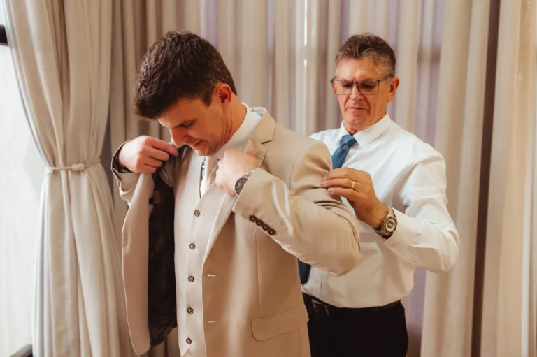 Casamento de Bárbara e Mateus: preparação do noivo e padrinhos