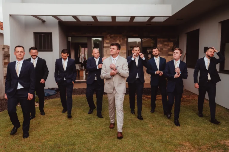 Casamento de Bárbara e Mateus: preparação do noivo e padrinhos