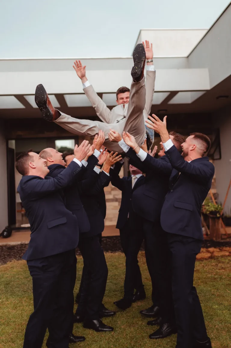 Casamento de Bárbara e Mateus: preparação do noivo e padrinhos