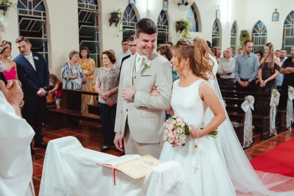 Bárbara e Mateus no altar da igreja, diante dos convidados