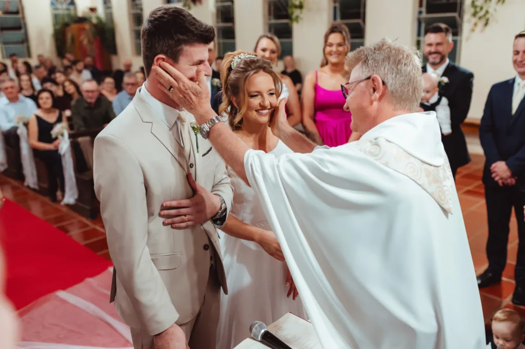 Padre abençoa Bárbara e Mateus no altar