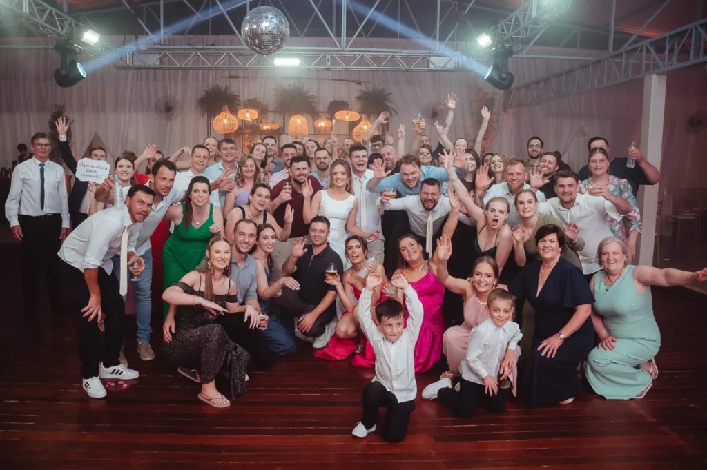 Bárbara e Mateus com os convidados na foto de grupo na pista de dança
