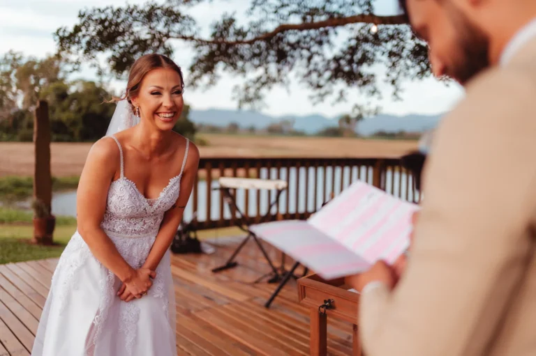 Casamento de Bruna e Douglas: cerimônia ao ar livre