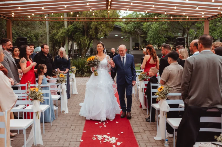 Casamento de Carla e Dionei: cerimônia ao ar livre