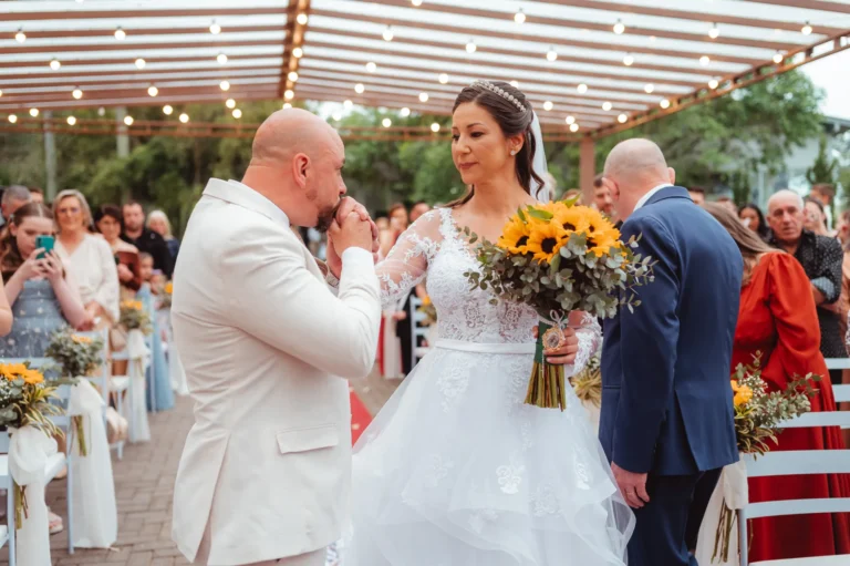 Casamento de Carla e Dionei: cerimônia ao ar livre