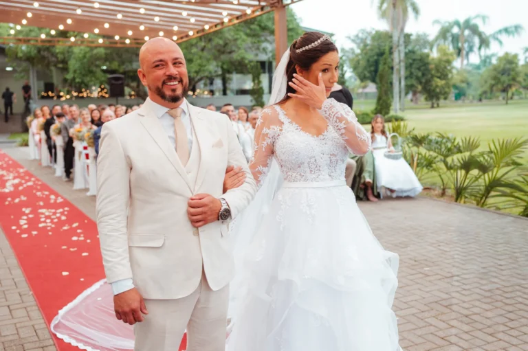 Casamento de Carla e Dionei: cerimônia ao ar livre