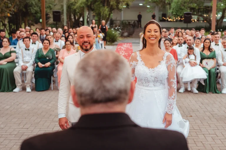 Casamento de Carla e Dionei: cerimônia ao ar livre