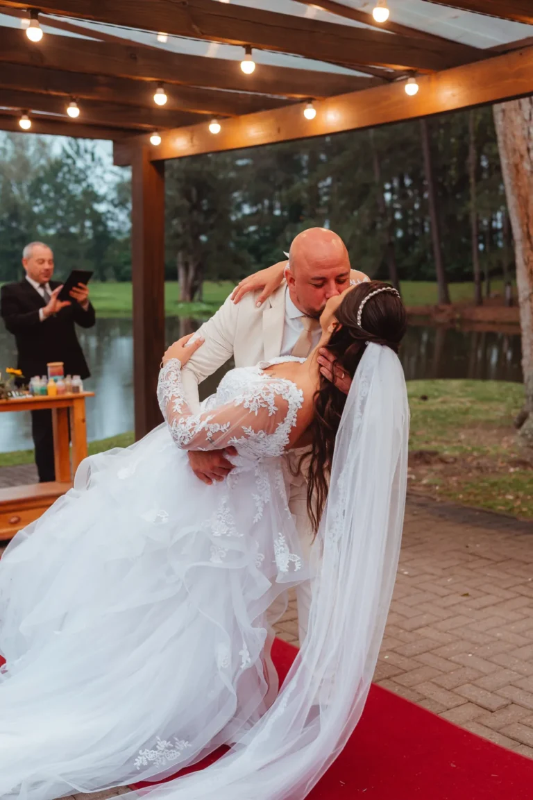 Casamento de Carla e Dionei: cerimônia ao ar livre
