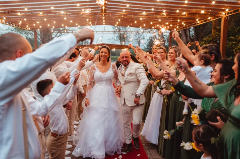 Casamento de Carla e Dionei: saída dos noivos e padrinhos