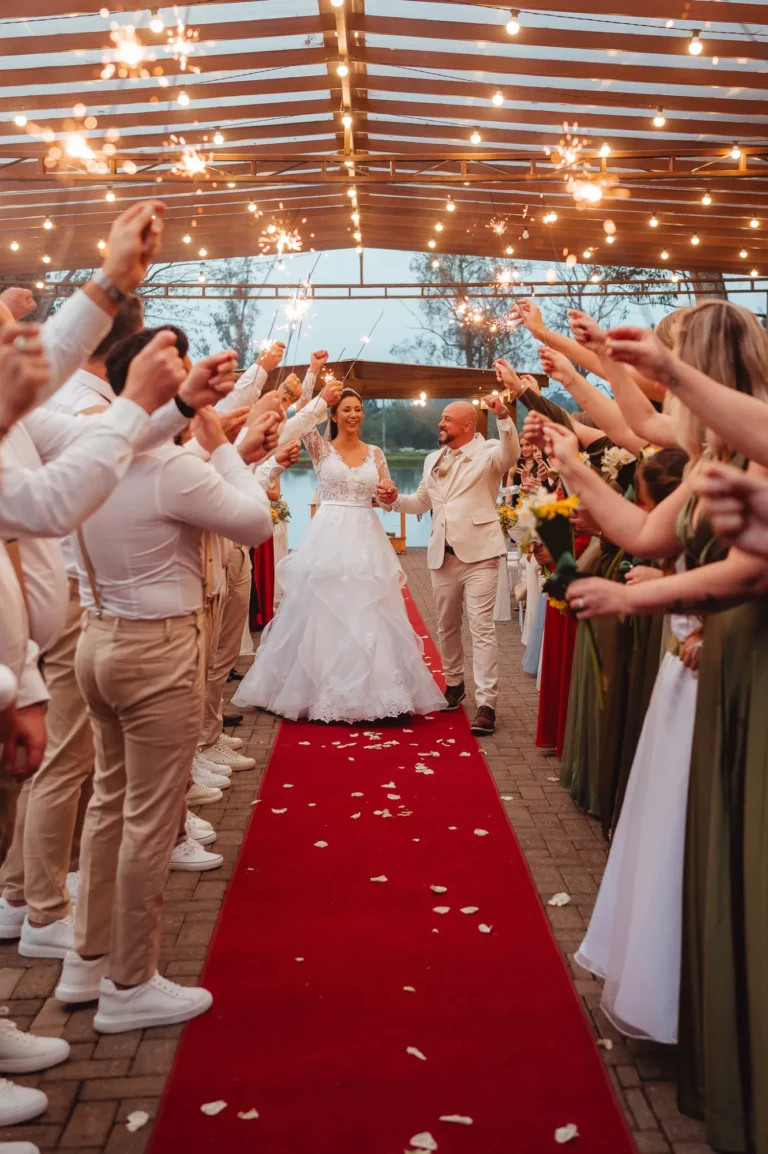 Casamento de Carla e Dionei: saída dos noivos e padrinhos