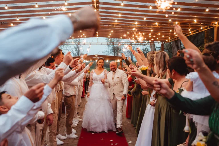 Casamento de Carla e Dionei: saída dos noivos e padrinhos