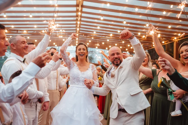 Casamento de Carla e Dionei: saída dos noivos e padrinhos