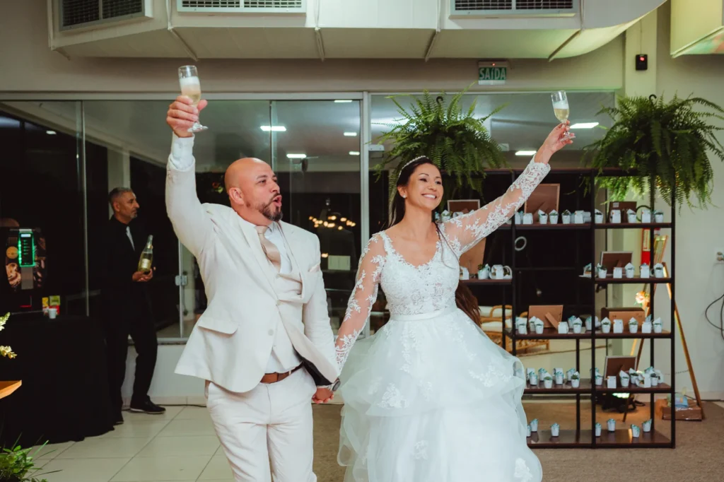 Carla e Dionei comemorando com os convidados na festa