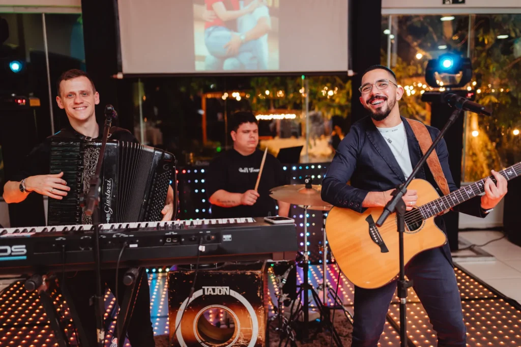 Banda com acordeão, violão, bateria e teclado tocando na festa de Carla e Dionei