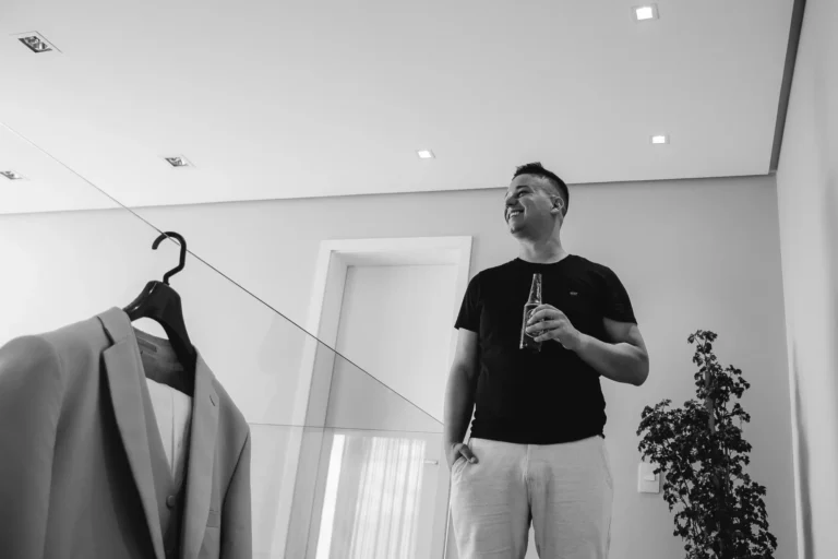 Casamento de Fran e Djonatan: preparação do noivo e padrinhos