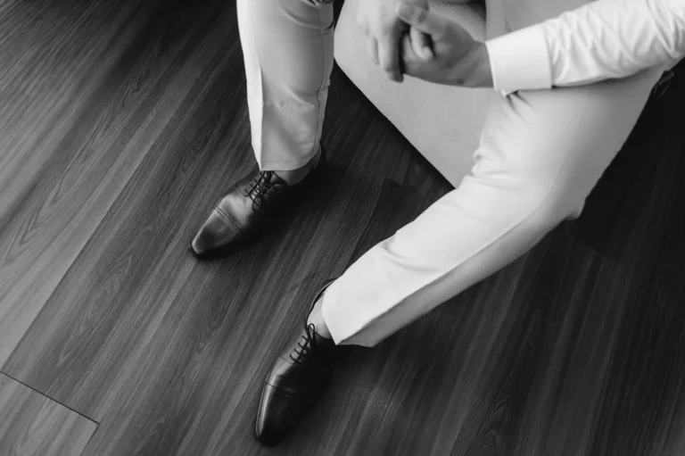 Casamento de Fran e Djonatan: preparação do noivo e padrinhos