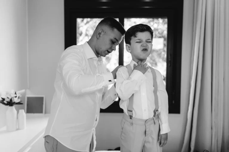 Casamento de Fran e Djonatan: preparação do noivo e padrinhos