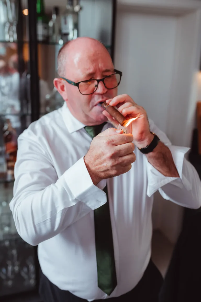 Casamento de Fran e Djonatan: preparação do noivo e padrinhos