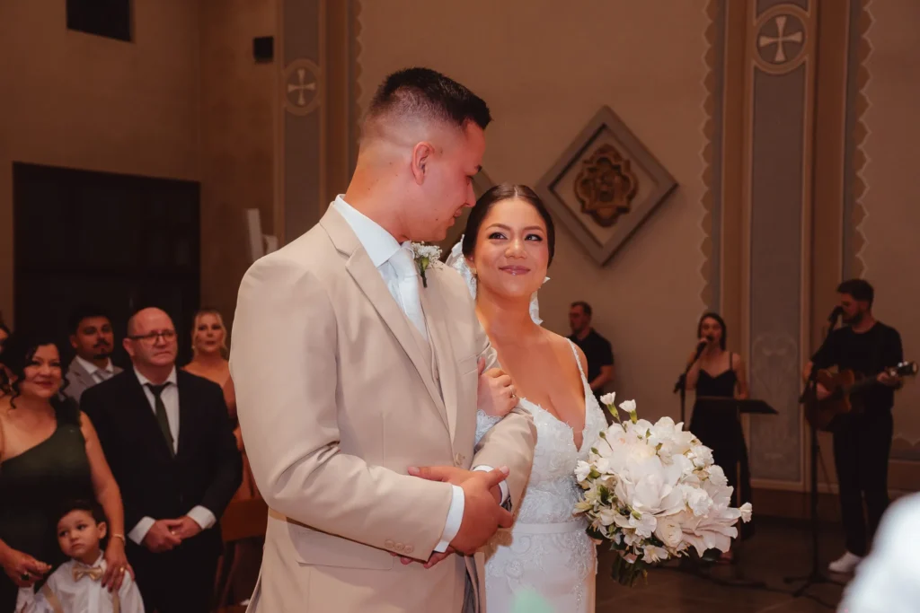 Fran e Djonatan de mãos dadas no altar