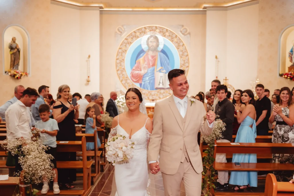 Cerimônia de Fran e Djonatan na igreja, com os convidados