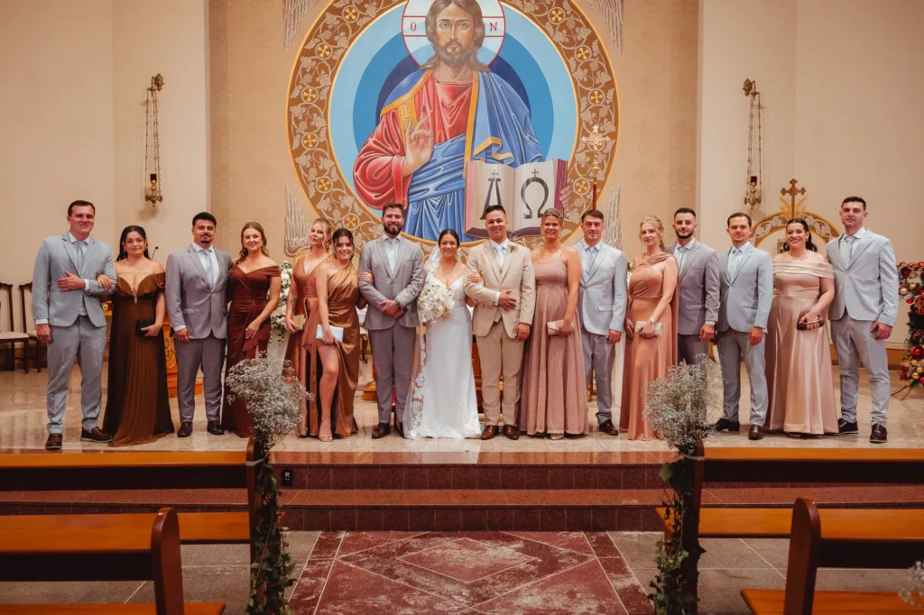 Fran e Djonatan com padrinhos e madrinhas no altar da igreja