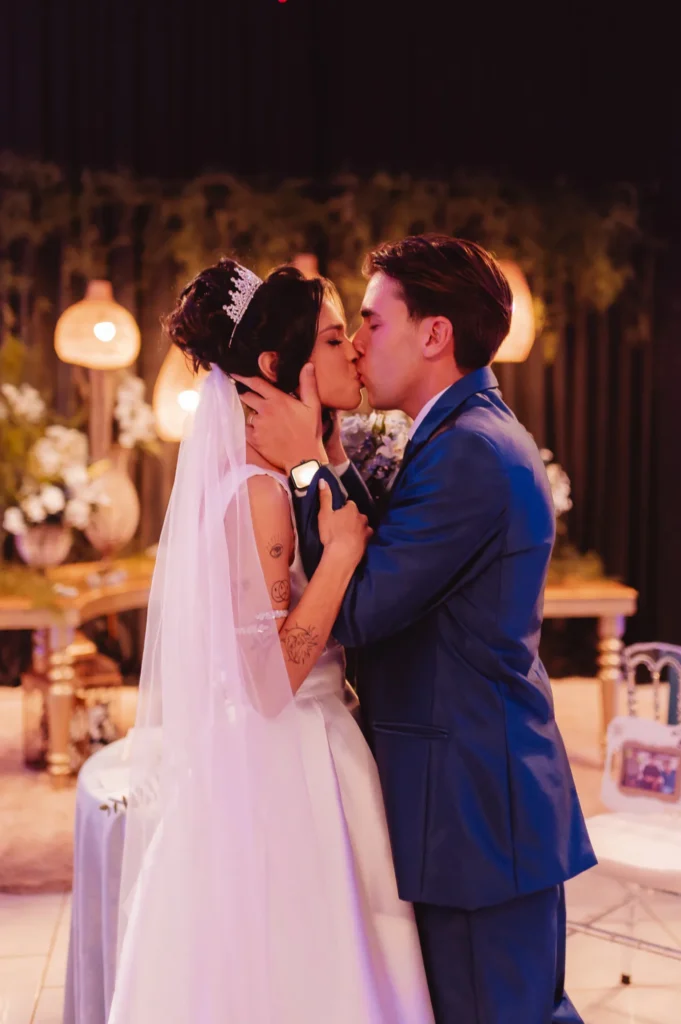 Katy e Cleber se beijam