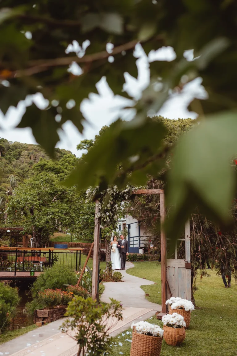Casamento de Thais e Mateus: cerimônia ao ar livre