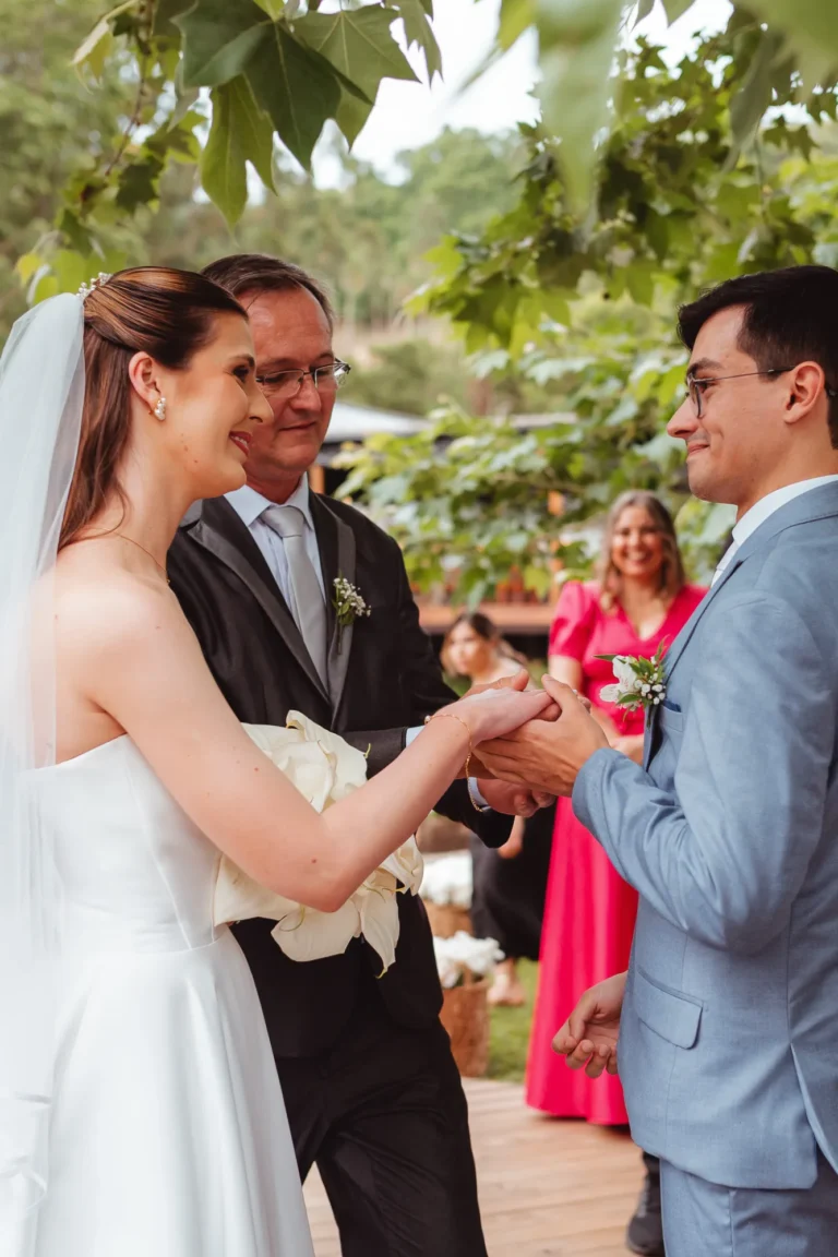 Casamento de Thais e Mateus: cerimônia ao ar livre