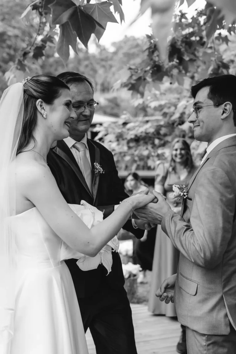 Casamento de Thais e Mateus: cerimônia ao ar livre