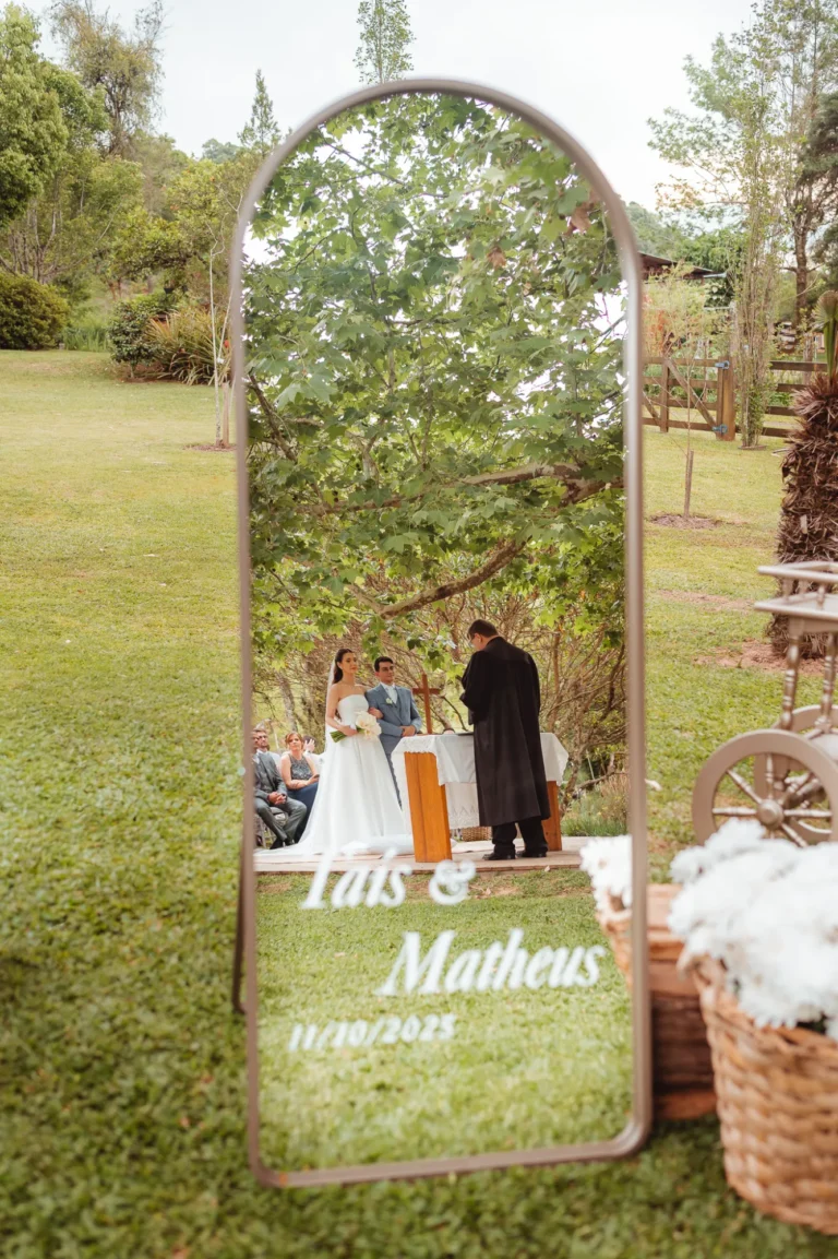 Casamento de Thais e Mateus: cerimônia ao ar livre
