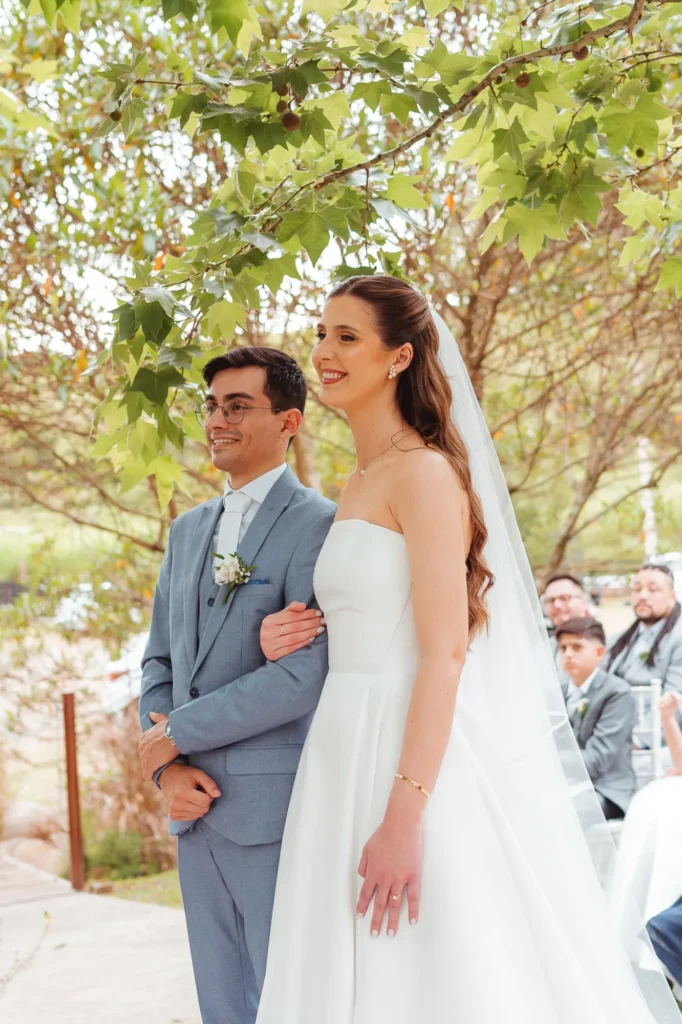 Thais e Mateus no altar montado no jardim