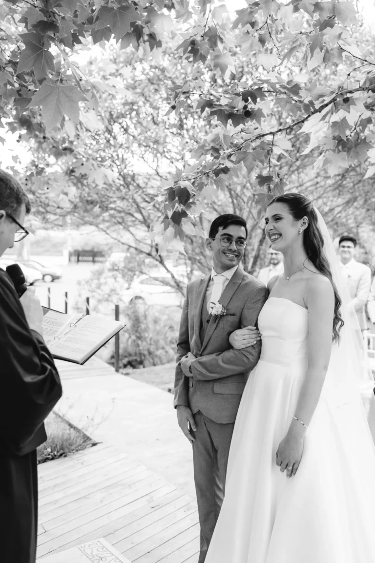 Casamento de Thais e Mateus: cerimônia ao ar livre