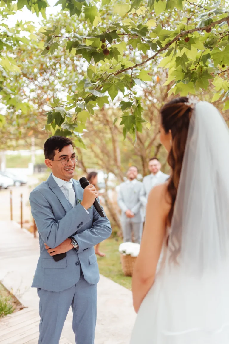Casamento de Thais e Mateus: cerimônia ao ar livre