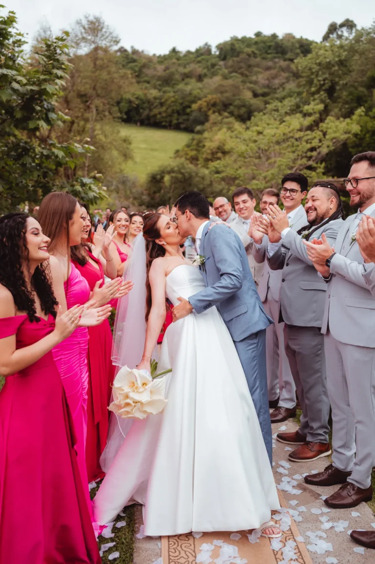 Casamento de Thais e Mateus: cerimônia ao ar livre