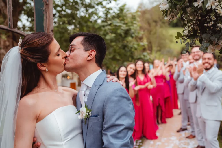 Casamento de Thais e Mateus: cerimônia ao ar livre