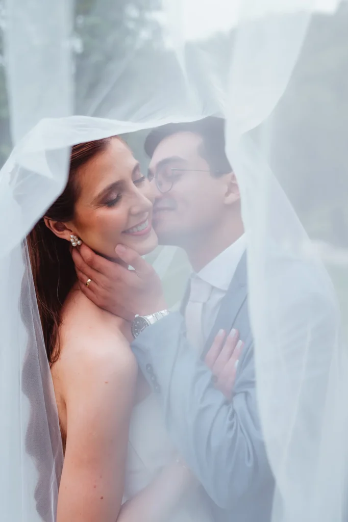 Thais e Mateus sob o véu