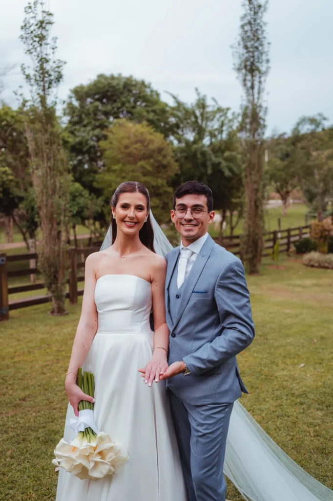Thais e Mateus lado a lado no gramado